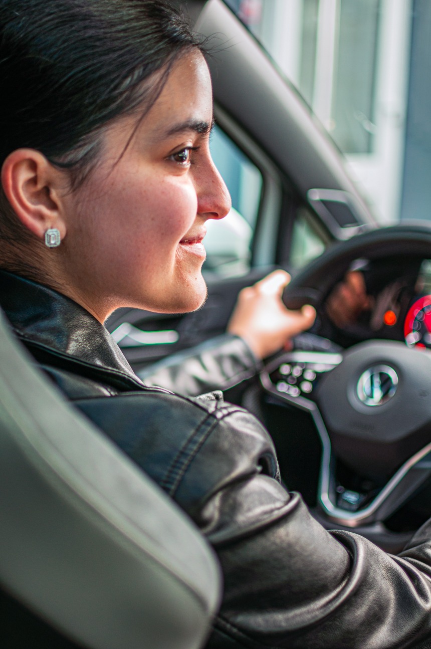 Geslaagd! Trotse Patron. Blijven geloven in je zelf dan komt het goed tijdens je rijlessen en dus ook tijdens je rijexamen.