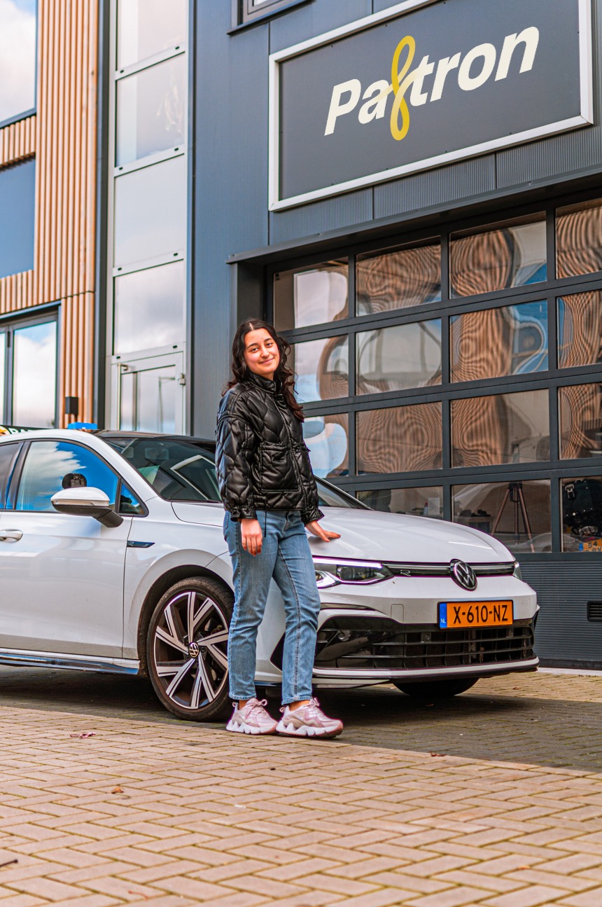 Geslaagd! Trotse Patron. Blijven geloven in je zelf dan komt het goed tijdens je rijlessen en dus ook tijdens je rijexamen